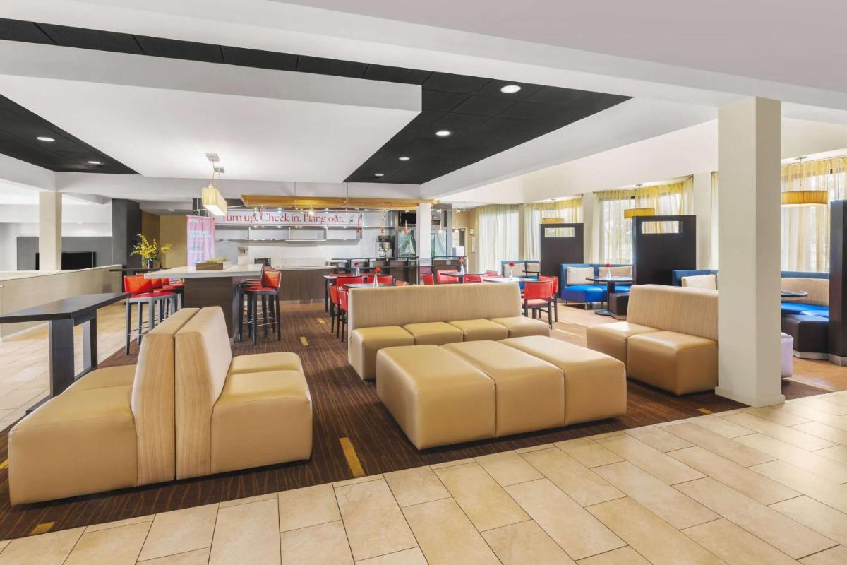 Super 8 by Wyndham Dallas Love Field Airport - Housity