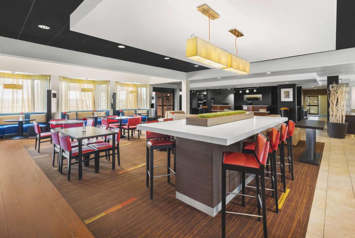 Super 8 by Wyndham Dallas Love Field Airport - Housity