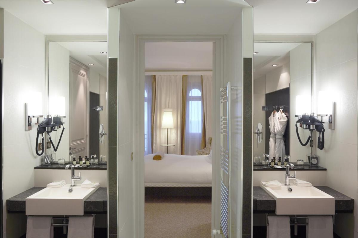 Salle de bains dans l'établissement Le Grand Hotel de Cabourg - MGallery Collection