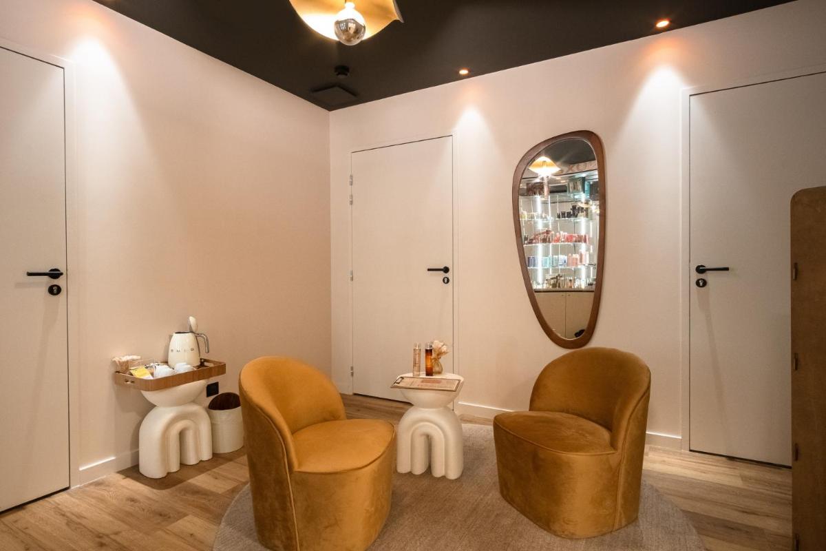 Coin salon dans l'établissement Mercure Saint-Lary