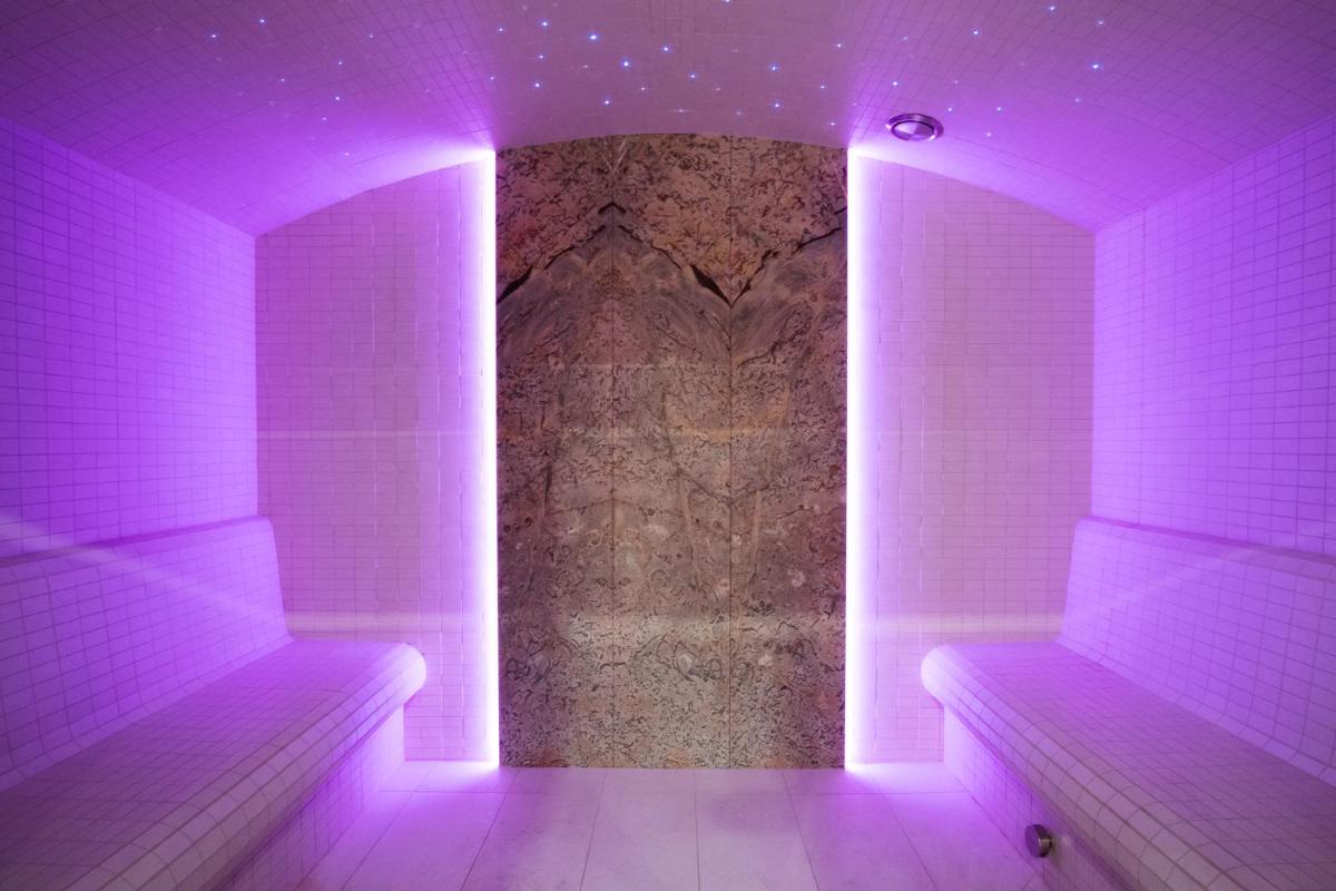 Salle de bains dans l'établissement Mercure Saint-Lary