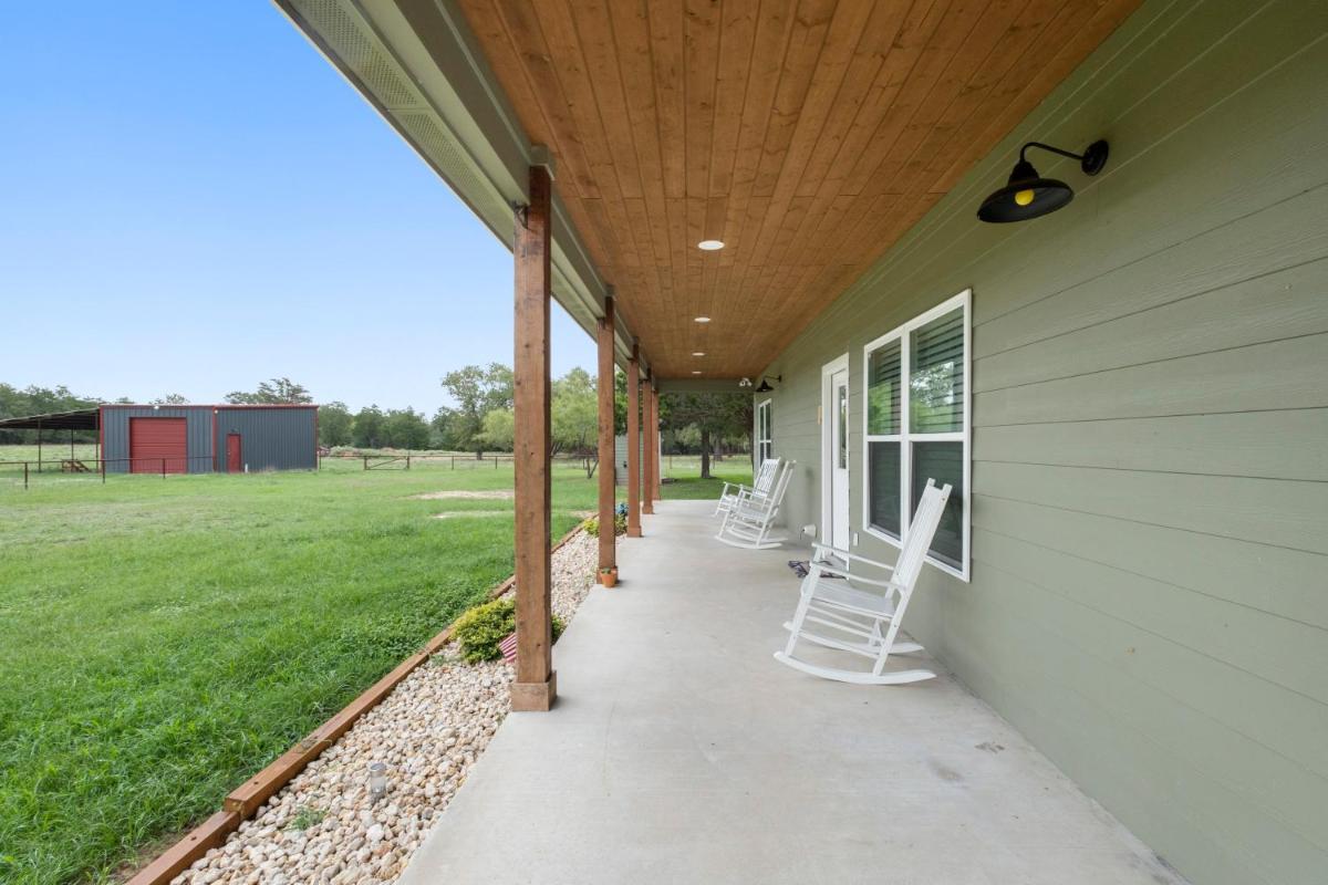 Ranch Oasis on 15 Acres - Housity