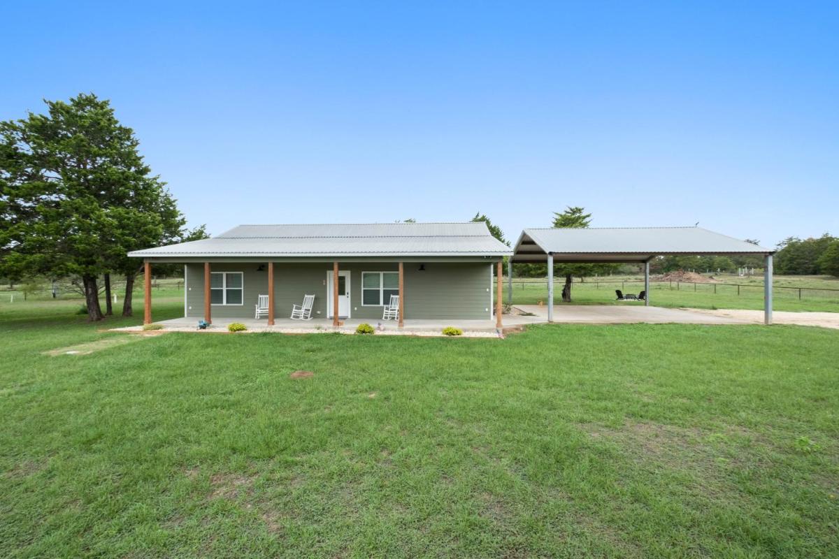 Ranch Oasis on 15 Acres - Housity