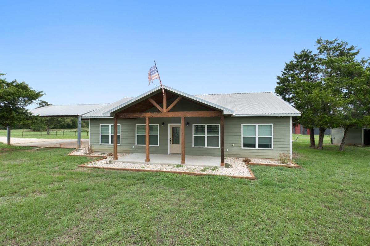 Ranch Oasis on 15 Acres - Housity