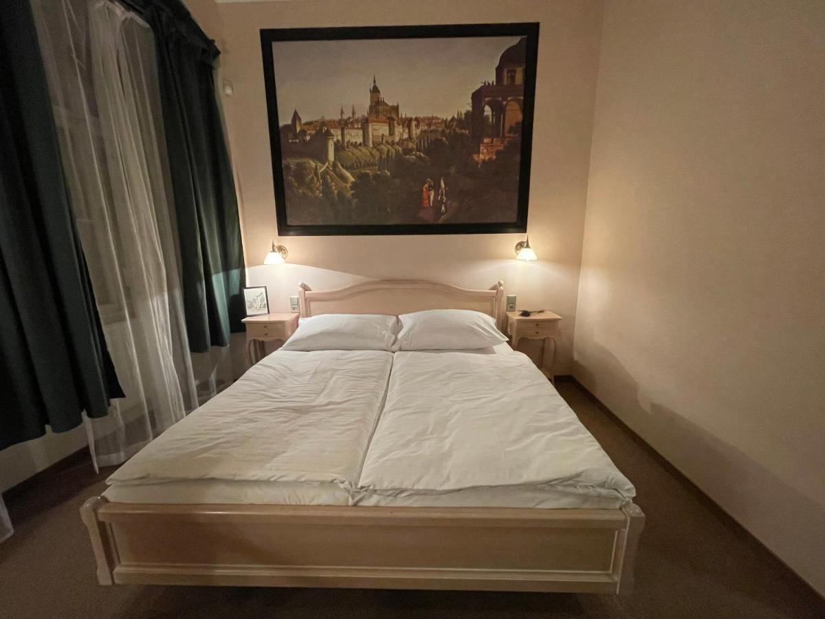 U Cervene zidle - Red Chair Hotel - Housity