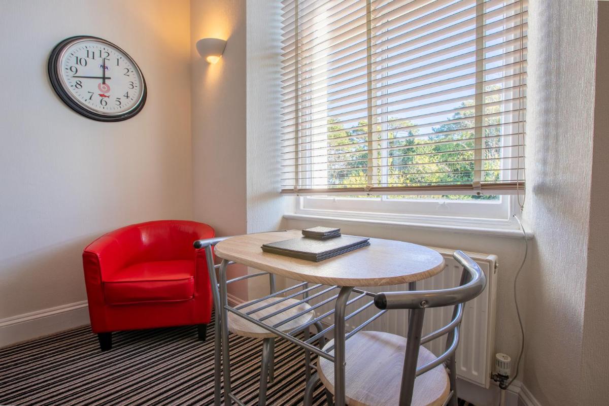 Cosy Flat in Victorian Villa- Parking & Garden - Housity