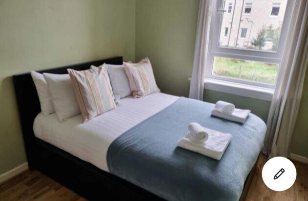 Pass the Keys Cozy two bed flat near Glasgow Airport & Paisley - Housity