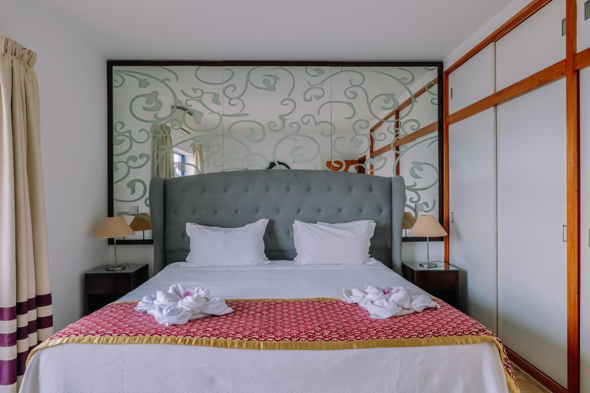 Uma cama ou camas num quarto em Grand Muthu Oura View Beach Club
