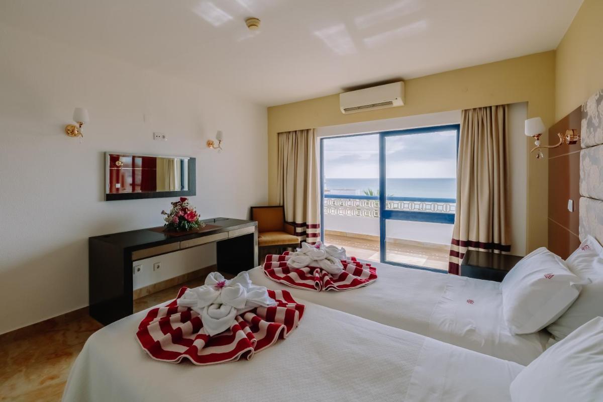 Uma cama ou camas num quarto em Grand Muthu Oura View Beach Club