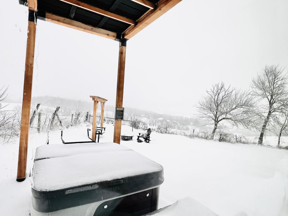 ‘Scenic Escapes’ Romantic Pine Grove Getaway! - Housity