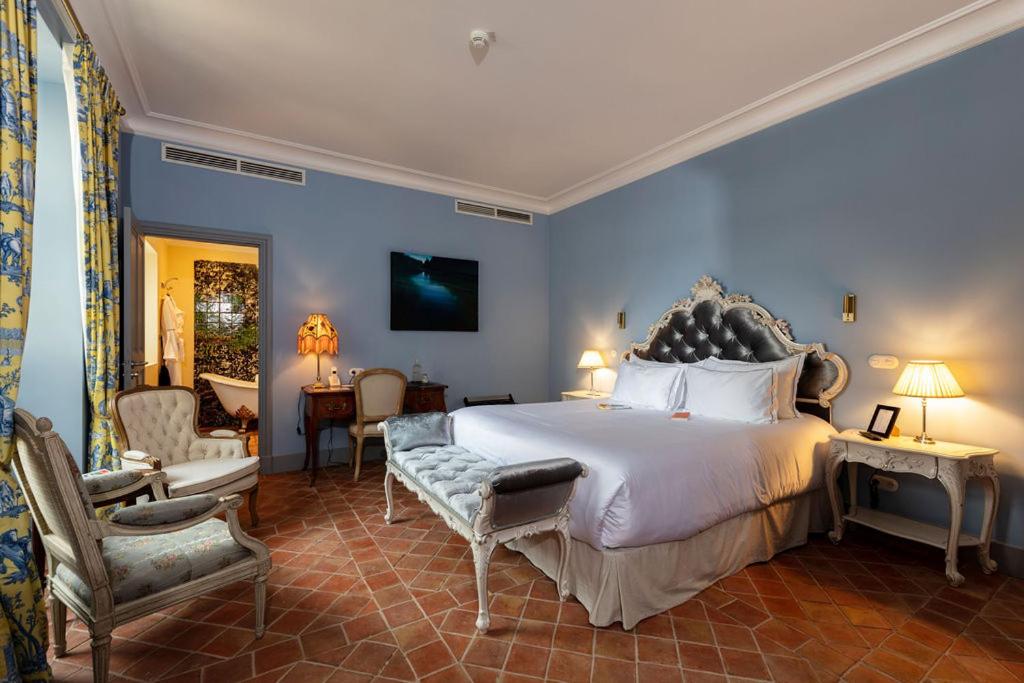 une chambre avec un grand lit et un salon dans l'établissement Château de Collias, à Collias 37 autres photos