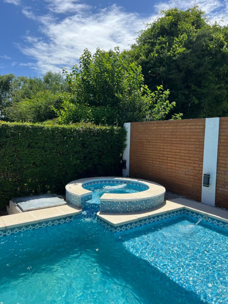 CASA QUINTA EN BARRIO PRIVADO - Housity