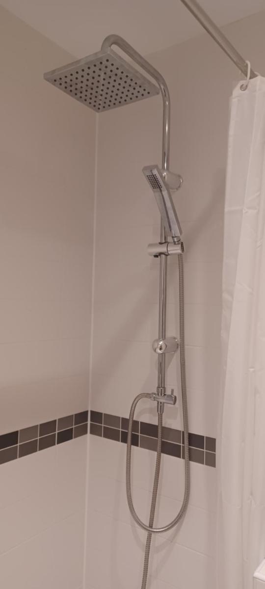 Aylesbury Lovely Double and Single Bedroom with Guest only Bathroom - Housity