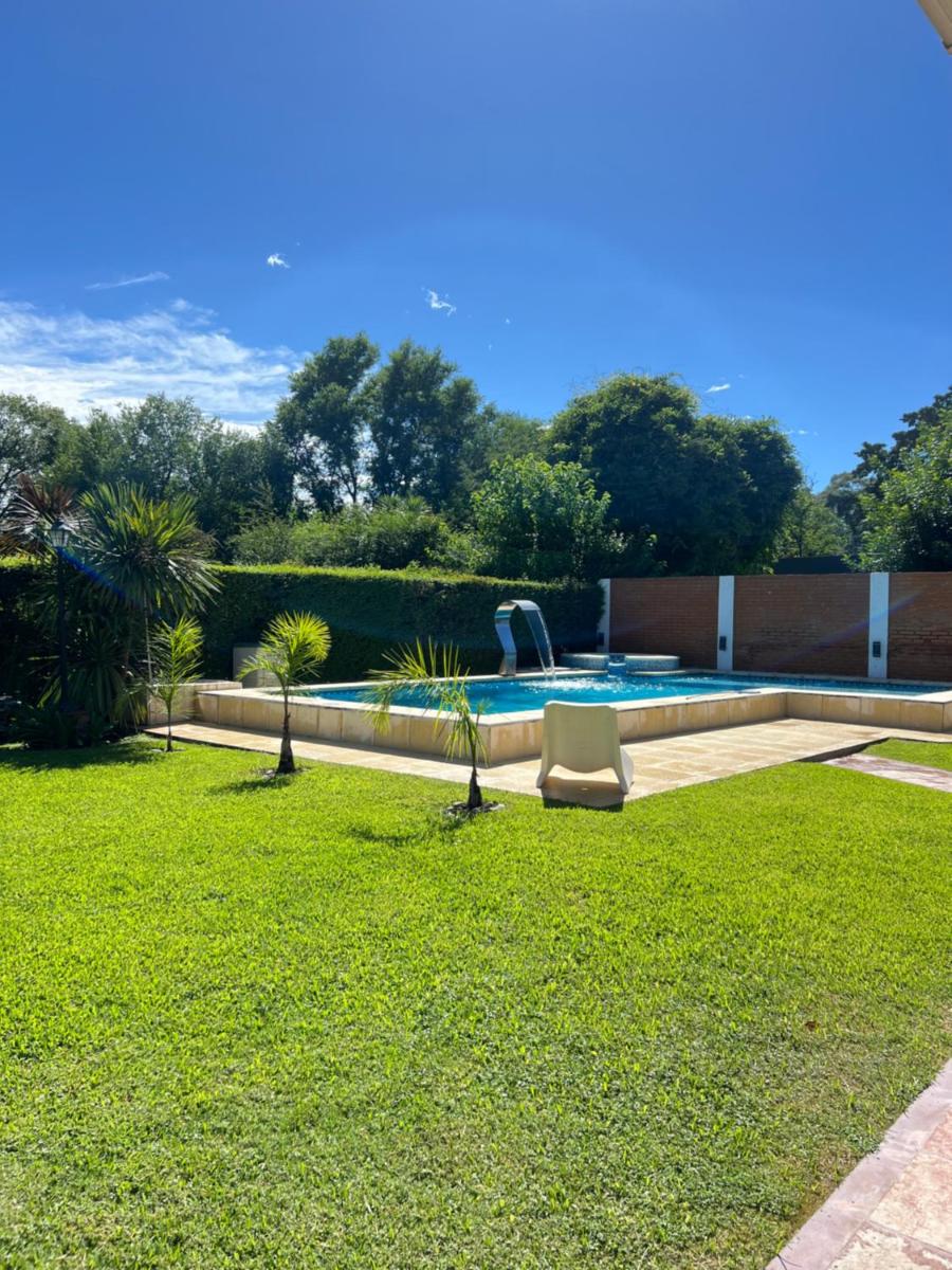 CASA QUINTA EN BARRIO PRIVADO - Housity