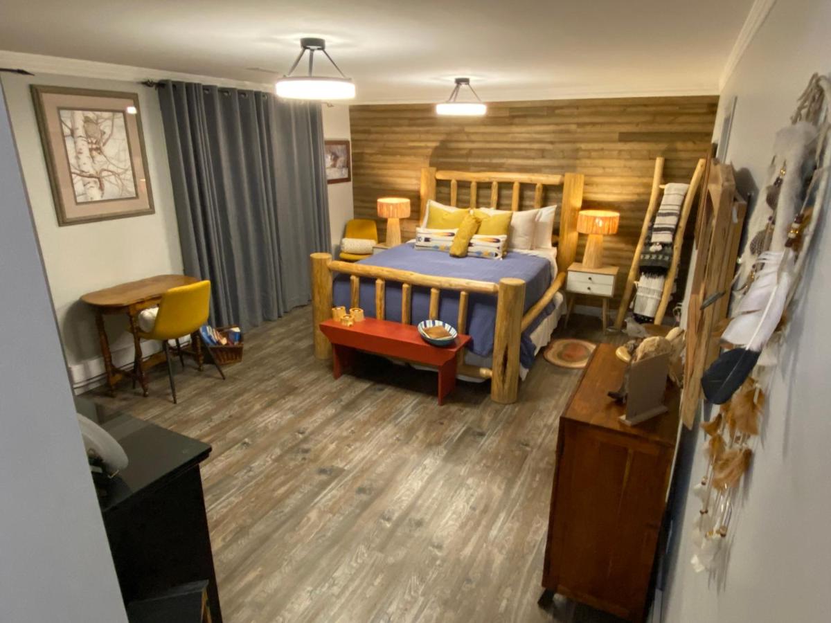 Rayleigh Riverfront Retreat- Peaceful Garden Oasis-25 MINUTES TO SKI HILL - Housity