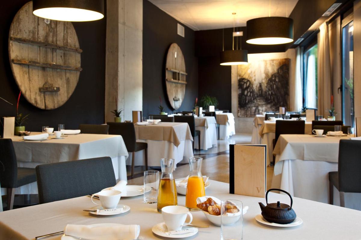Comida en o cerca de este hotel