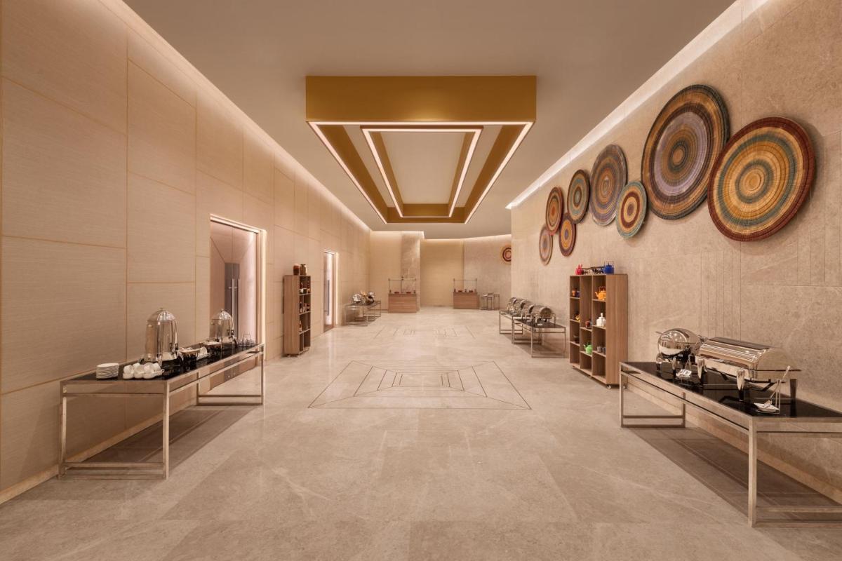 a large hallway with a hair salon with mirrors at Courtyard by Marriott Tiruchirappalli in Tiruchchirāppalli