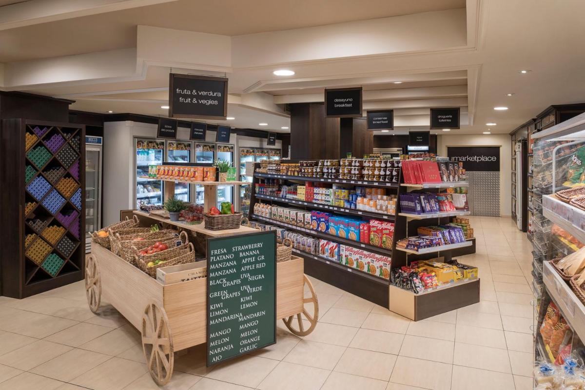 Supermercado u otro tipo de tienda en el hotel o alrededores