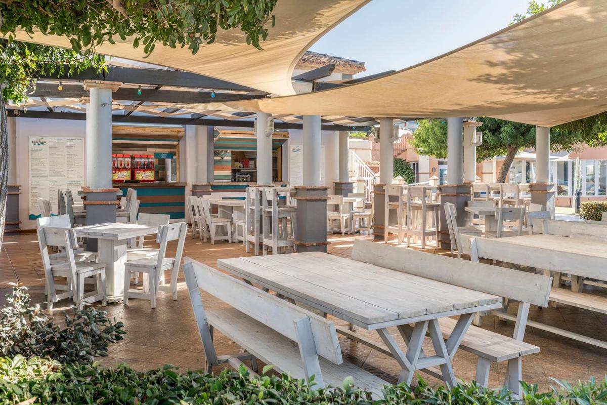 Un restaurante o sitio para comer en Marriott's Marbella Beach Resort