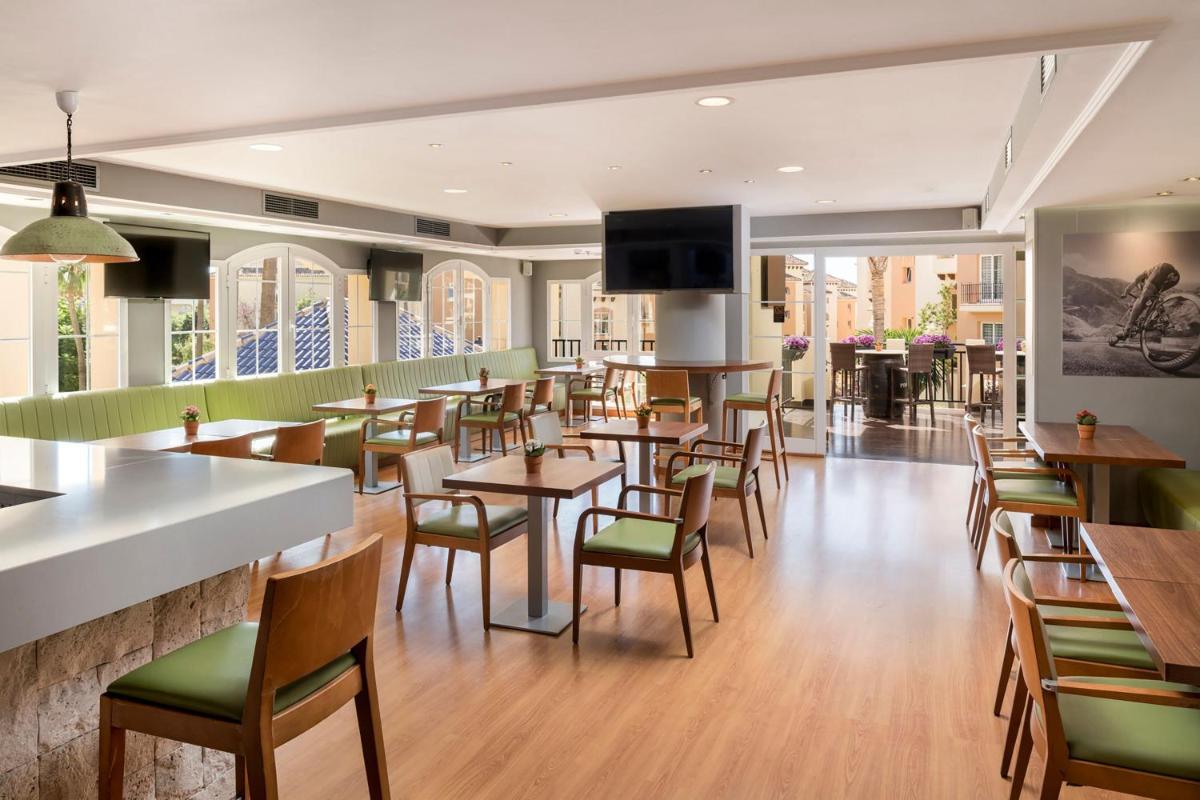 Un restaurante o sitio para comer en Marriott's Marbella Beach Resort
