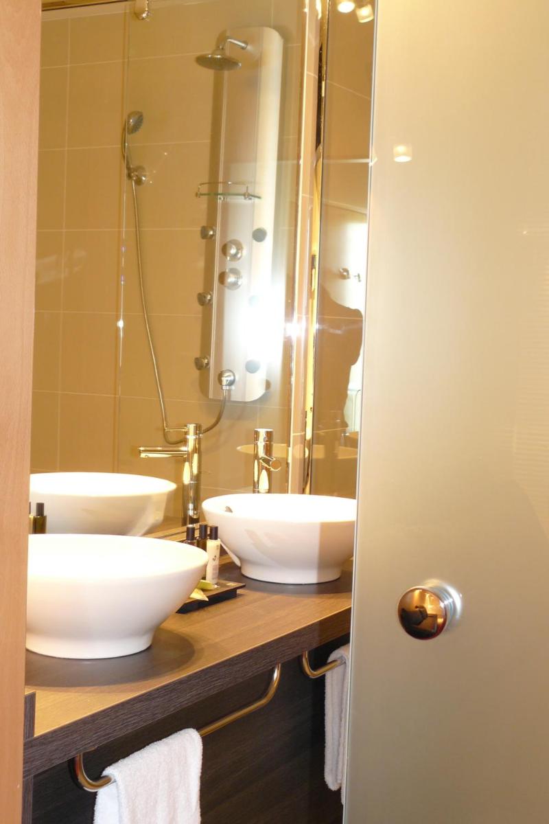 Salle de bains dans l'établissement Residhome Suites Paris Sénart