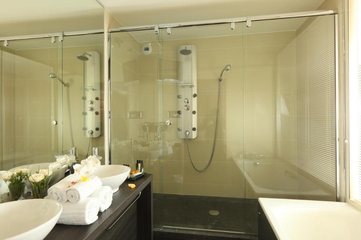 Salle de bains dans l'établissement Residhome Suites Paris Sénart