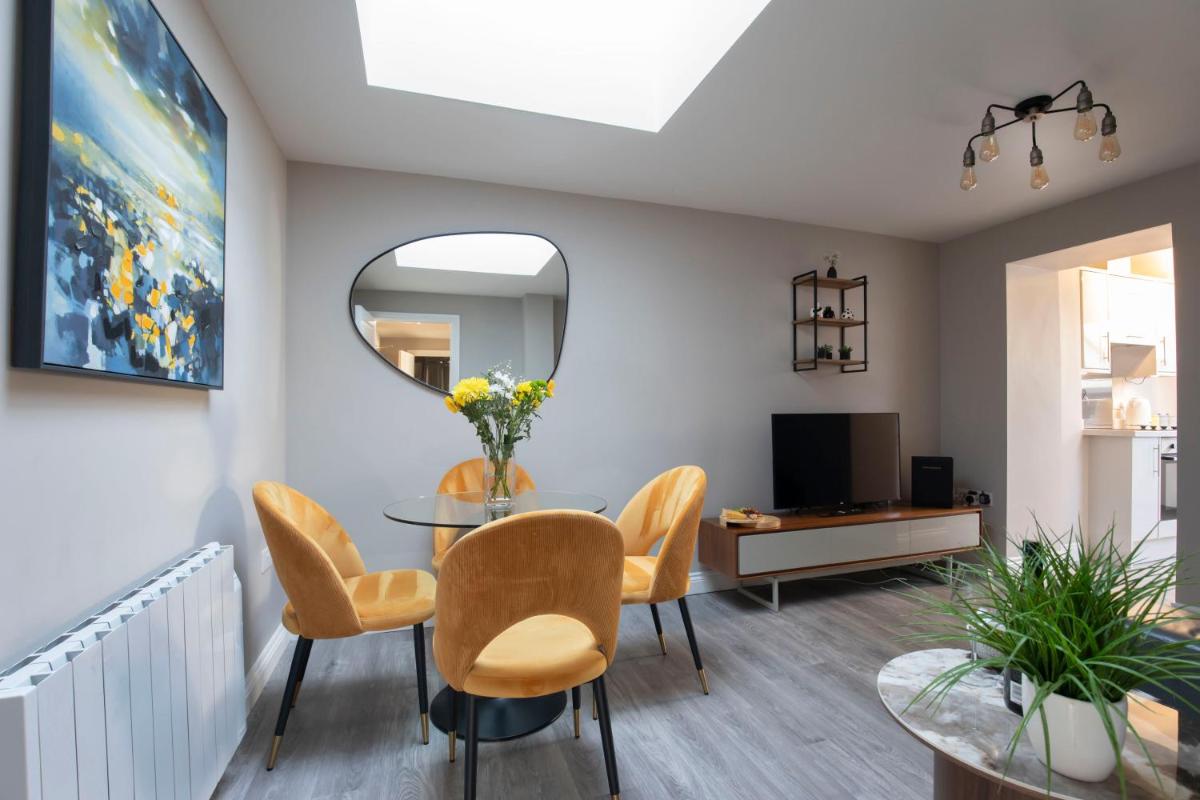 Elliot Oliver - Modern 2 Bedroom Town Centre Apartment - Hizvo