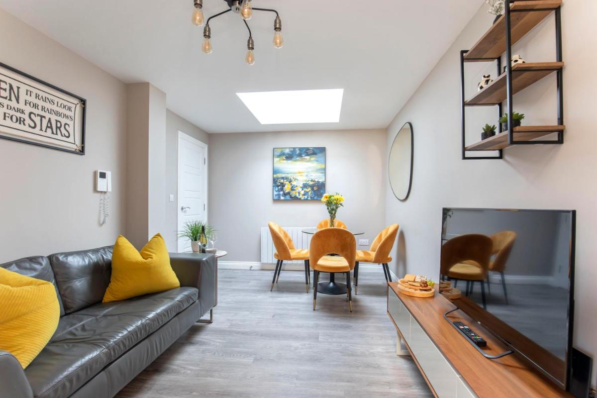 Elliot Oliver - Modern 2 Bedroom Town Centre Apartment - Hizvo