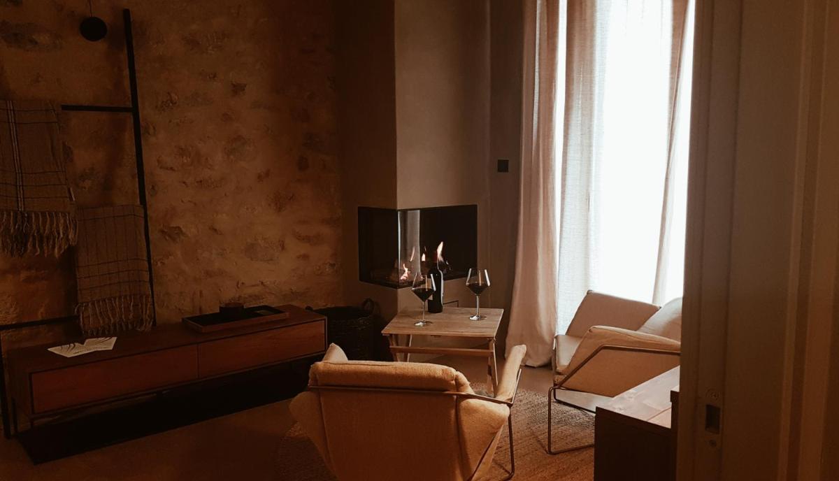 una sala de estar con un sofá y una mesa en Torre del Marqués Hotel Spa & Winery - Small Luxury Hotels, en Monroyo