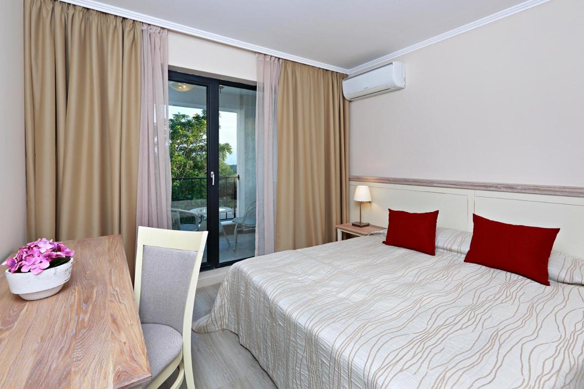 Suitetrails - Private Apartments in White Rock Castle