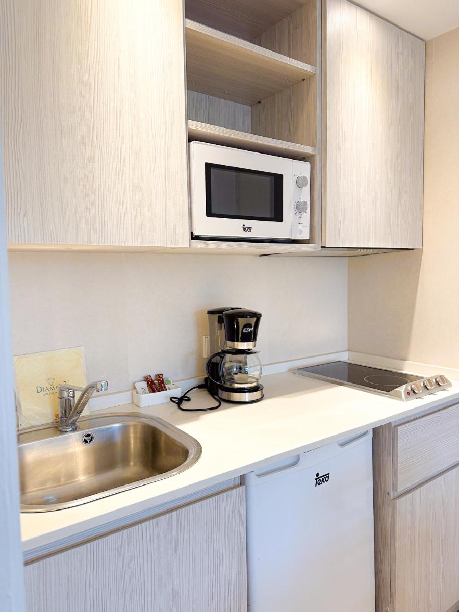 Una cocina o zona de cocina en Diamant Hotel & Aparthotel
