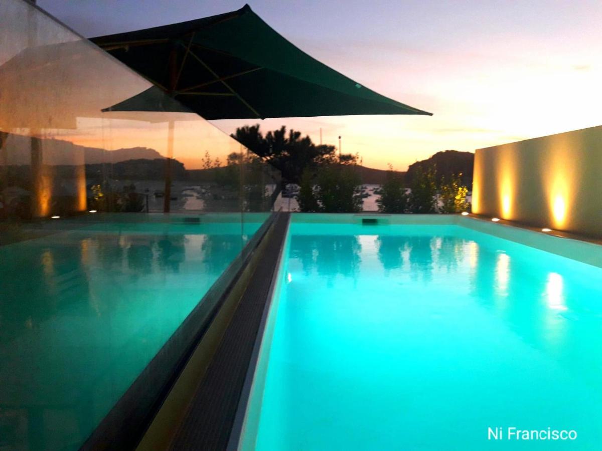 A piscina em ou perto de Storytellers Palace