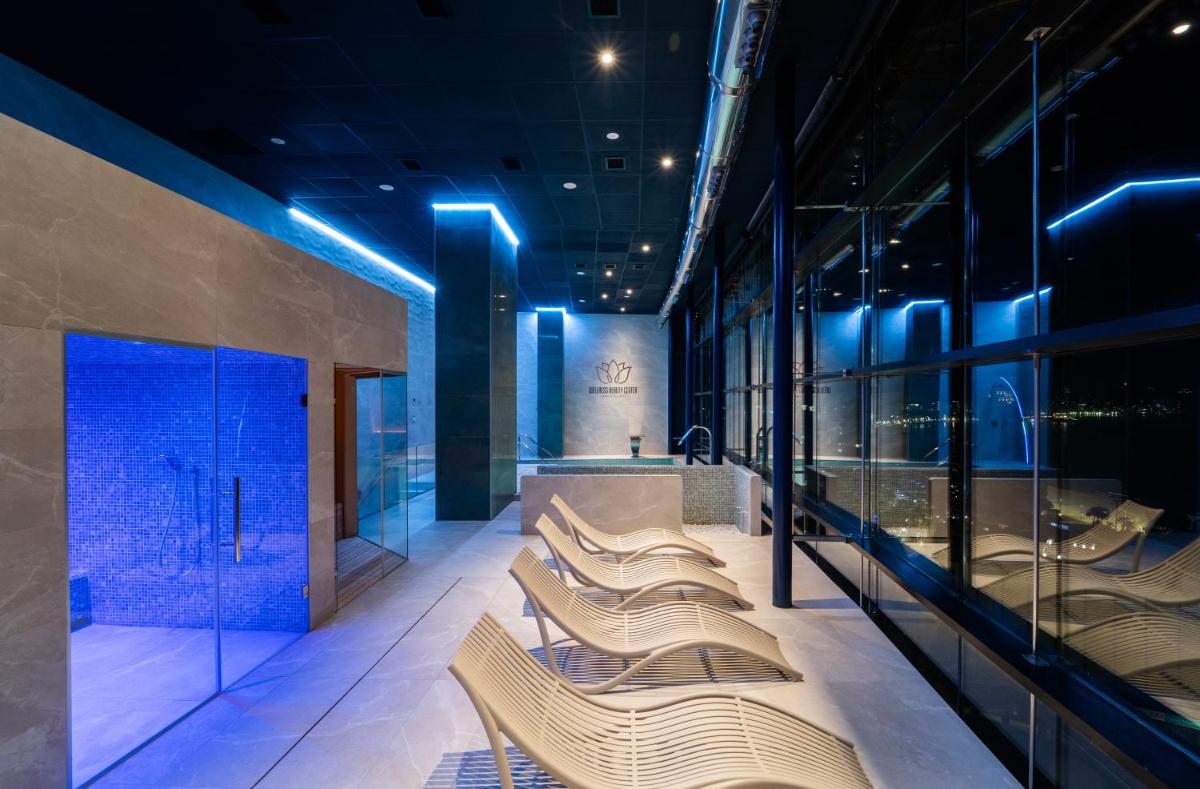 una fila de sillas en una habitación con luces azules en Gran Hotel Bali & Spa, en Benidorm