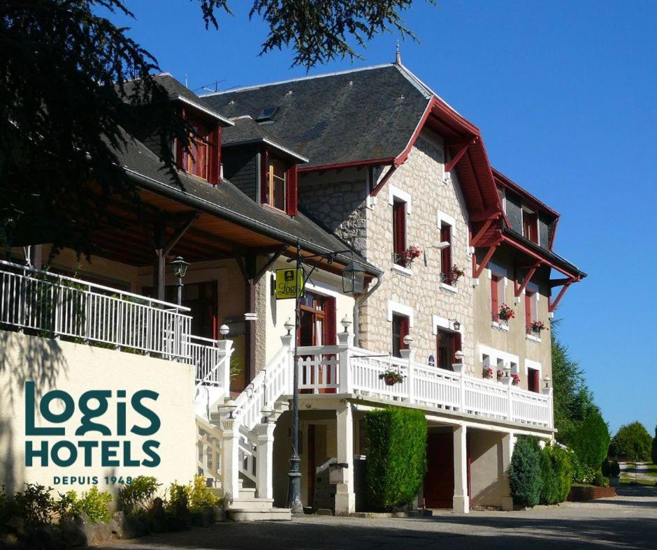 un hôtel avec un panneau indiquant les hôtels à caroubes dans l'établissement Hôtel Spa & Restaurant Ô Pervenches, à Chambéry