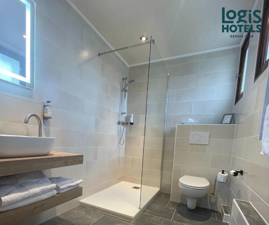 une salle de bain avec une douche, des toilettes et un lavabo dans l'établissement Hôtel Spa & Restaurant Ô Pervenches, à Chambéry 32 autres photos
