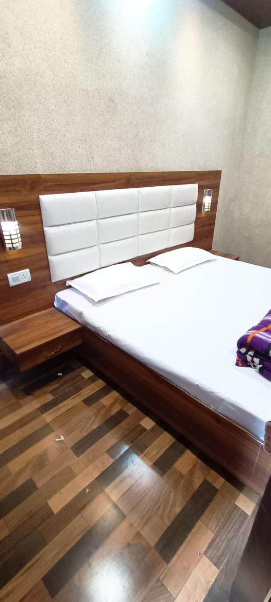 Priya Hotel - Housity