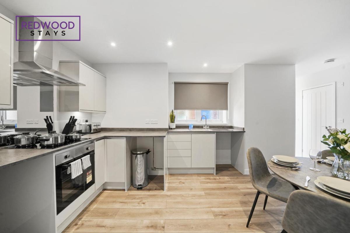 Quality 1 Bed 1 Bath Apartments For Contractors By REDWOOD STAYS - Housity