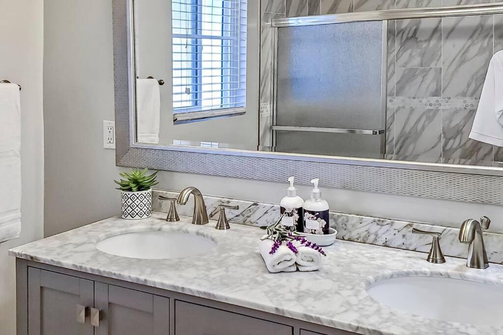 Stylish Hm Near Beach, Restaurants & Parking CC A - Housity