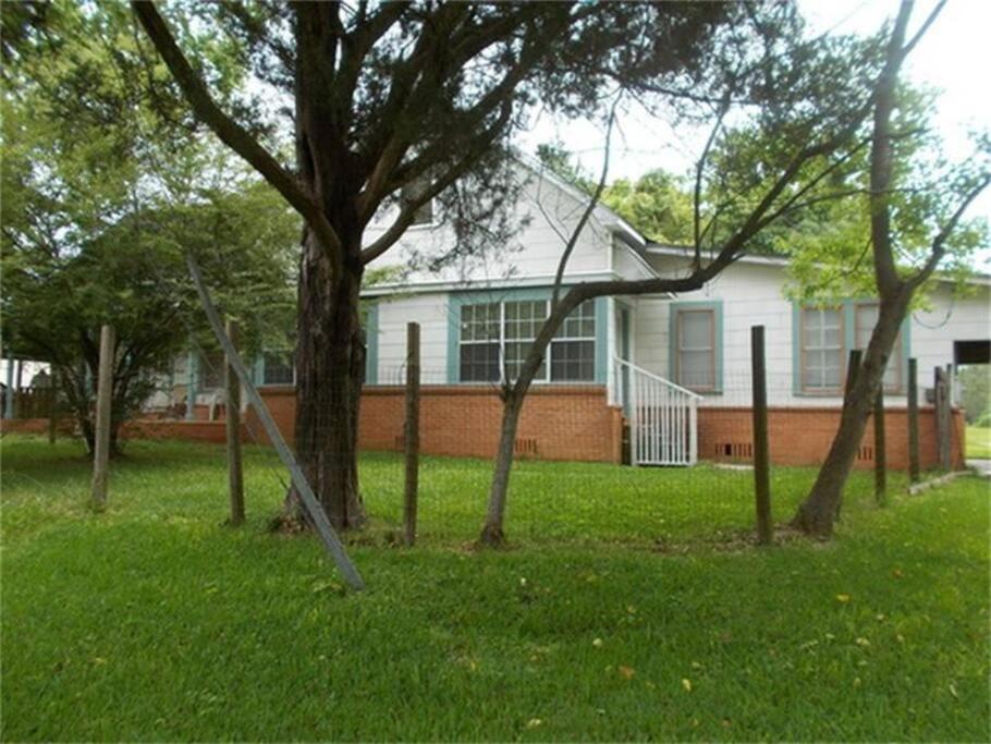 Nice & Spacious House in Silsbee with Self Check-in - Housity