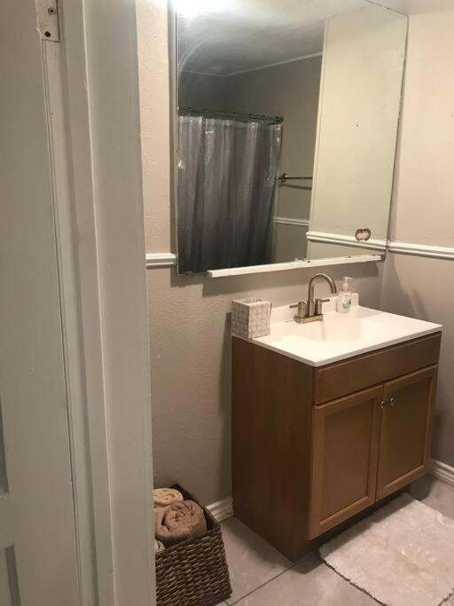 Nice & Spacious House in Silsbee with Self Check-in - Housity