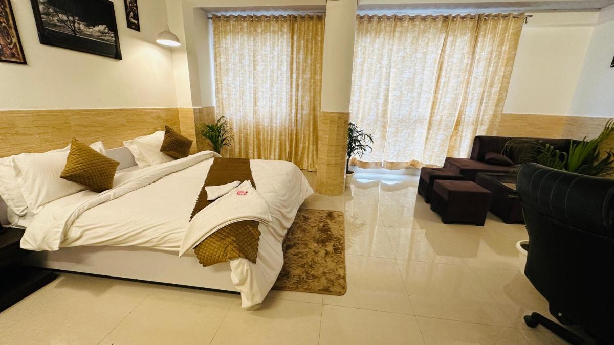 Hotel Relax In - Noida Sector 18 - Housity