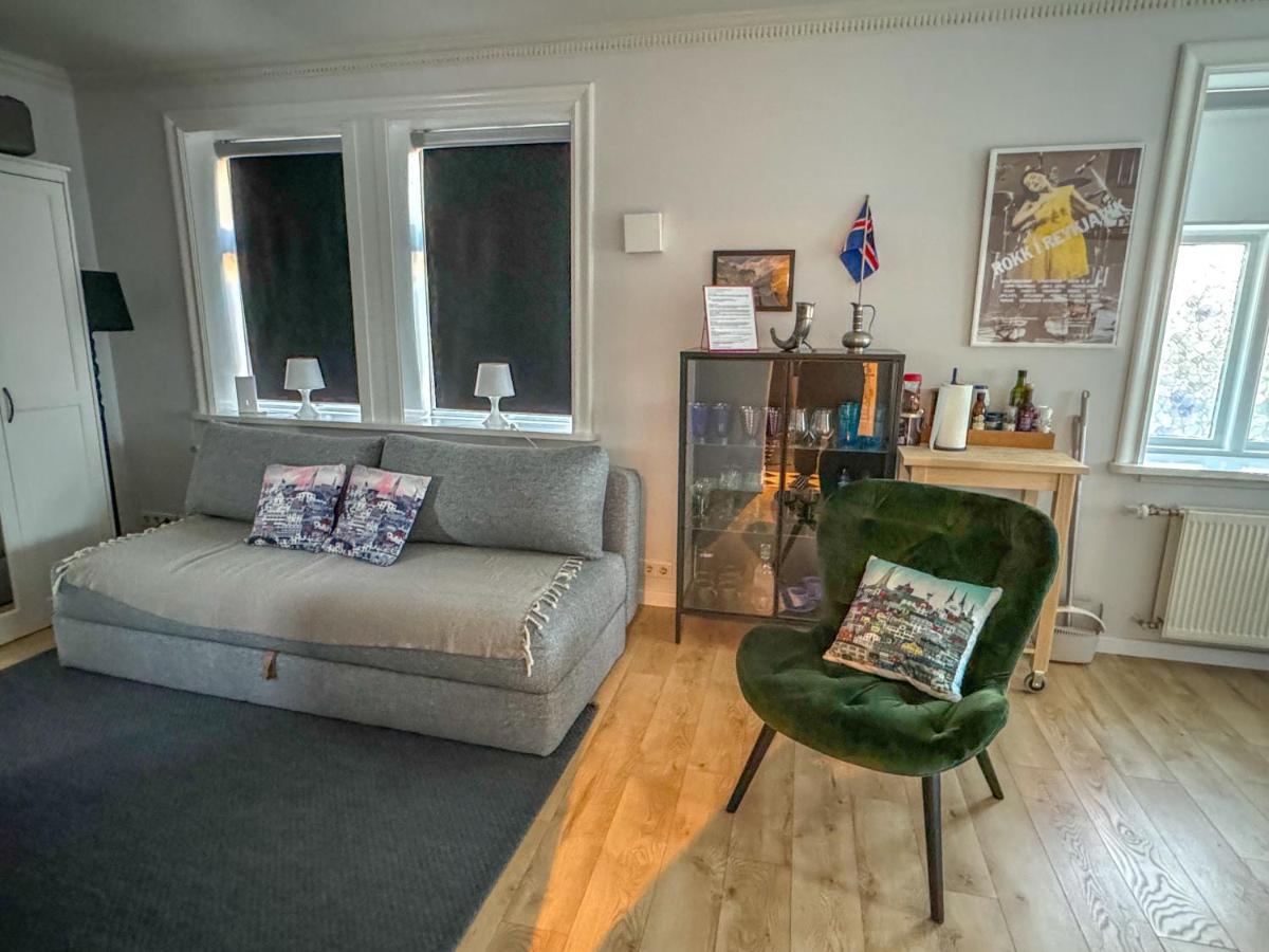 Enjoy Reykjavík Yellow Door Apartment - Housity