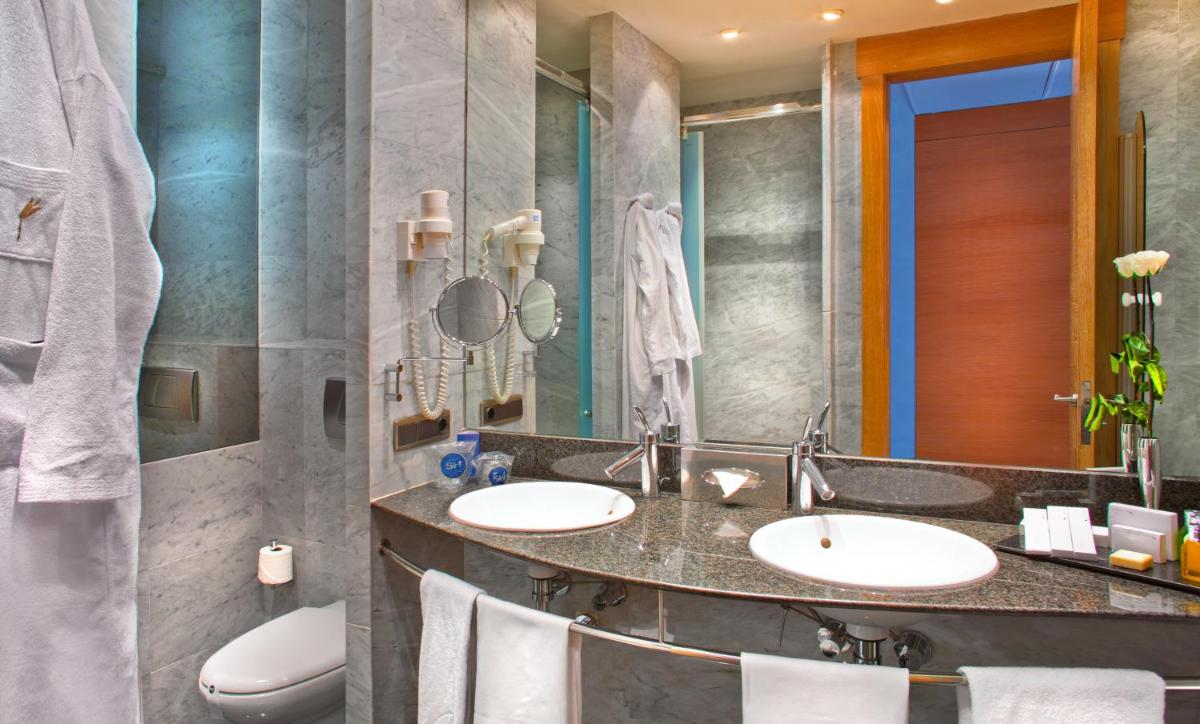 Un baño de SH Valencia Palace