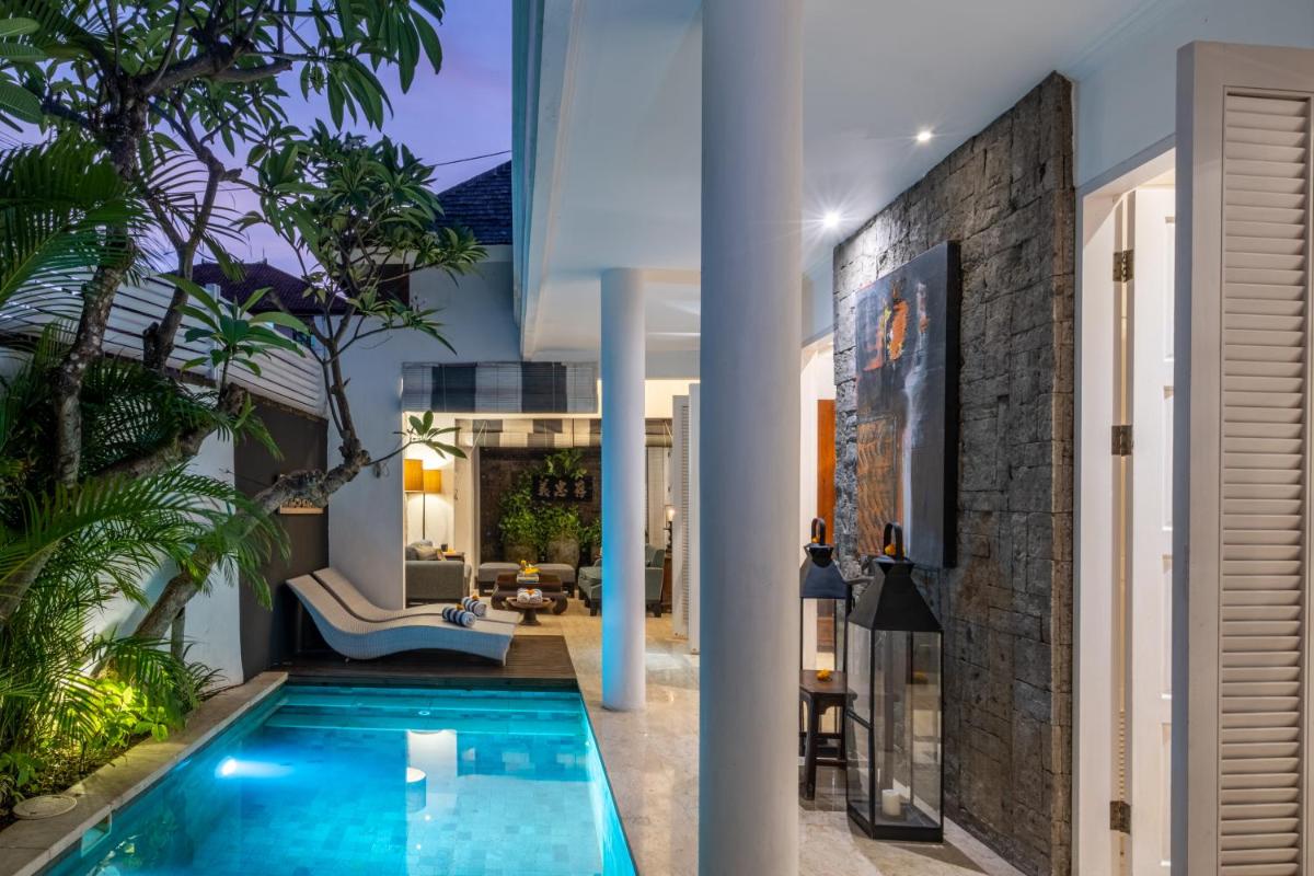 Mosan House - unique art-filled gem in perfect location a short walk from the beach or Seminyak Square including AC office for remote working - Housity