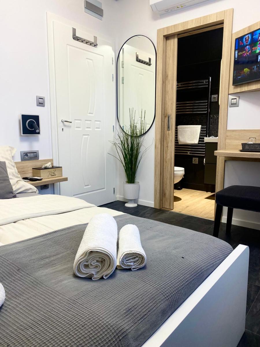 Airport Almáskert Panzió - Housity