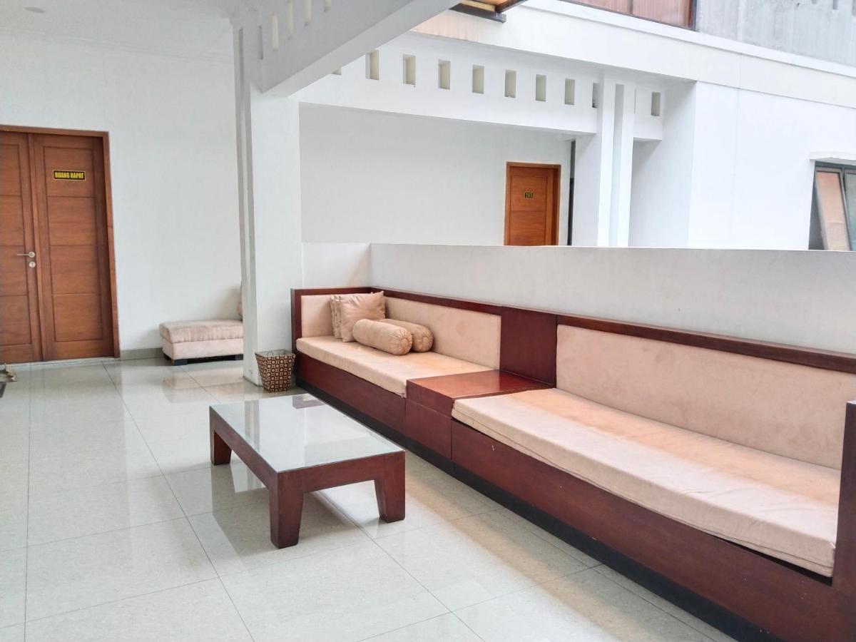 Twin Guest House Grand Wisata - Housity