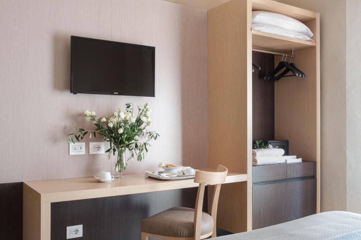 Hotel La Cisterna - Housity