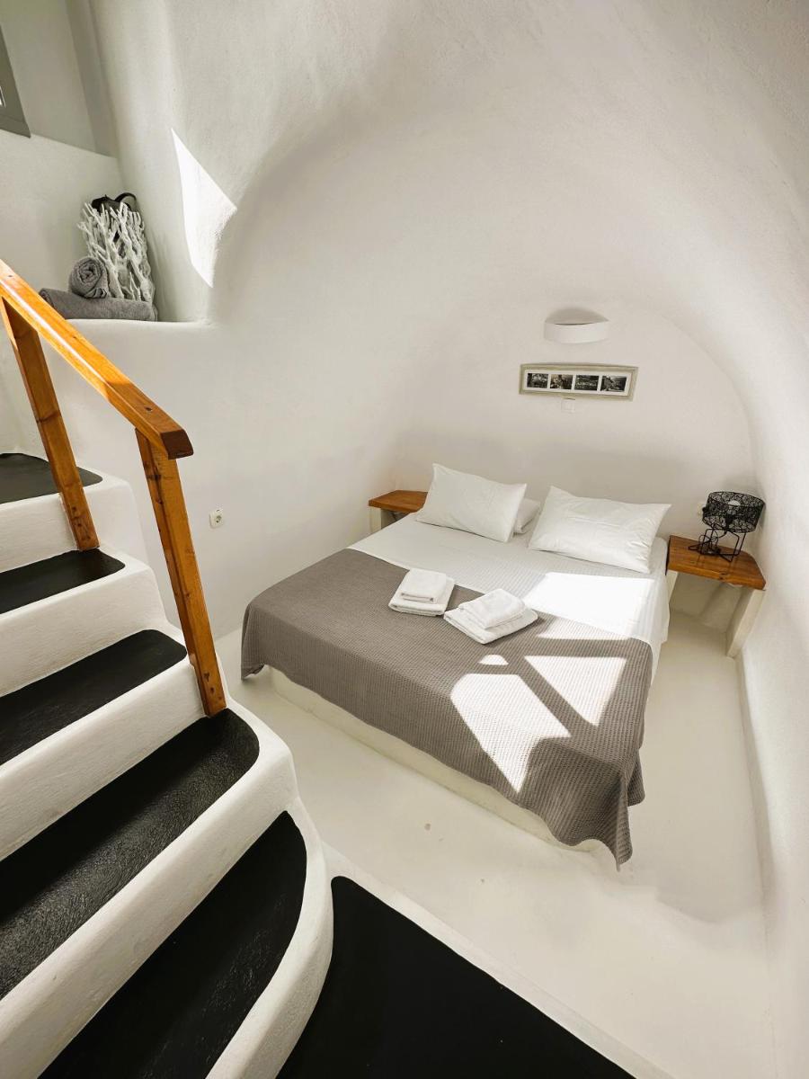 Lioyerma Cave Villa2 with Private Hot Tub - Hizvo