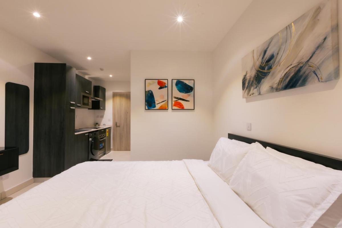 7 Minutes from the Airport - Chic Studio - Housity
