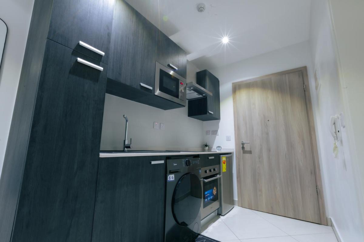 7 Minutes from the Airport - Chic Studio - Housity